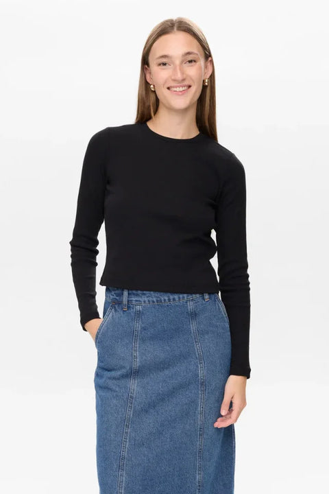 Numph Riley LS Cropped Tee In Caviar