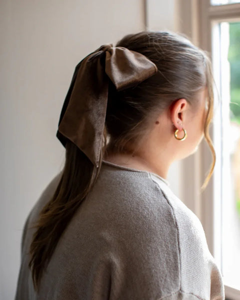 Chalk Bury Velvet Large Bow Hair Clip In Champagne