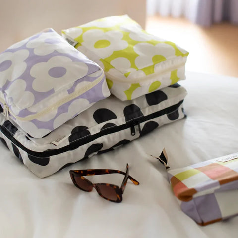 Caroline Gardner Gifts ZCS103 Mono Spot and Flowers Set of 3 Packing Cubes
