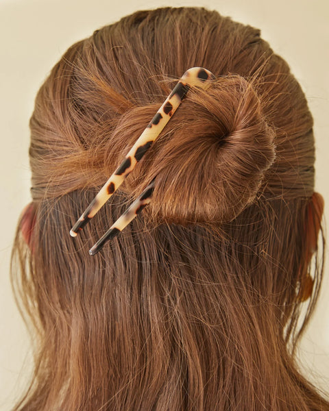 Chalk Medium Hair Pin In Light Tortoiseshell