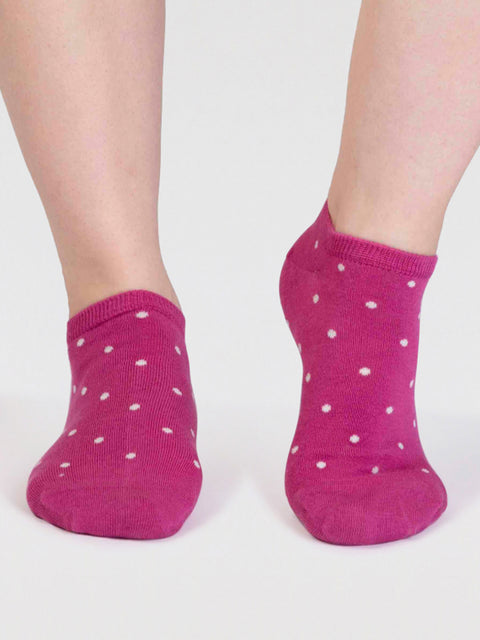 Thought Spw839 Dottie Bamboo Spotty Trainer Socks In Raspberry Pink